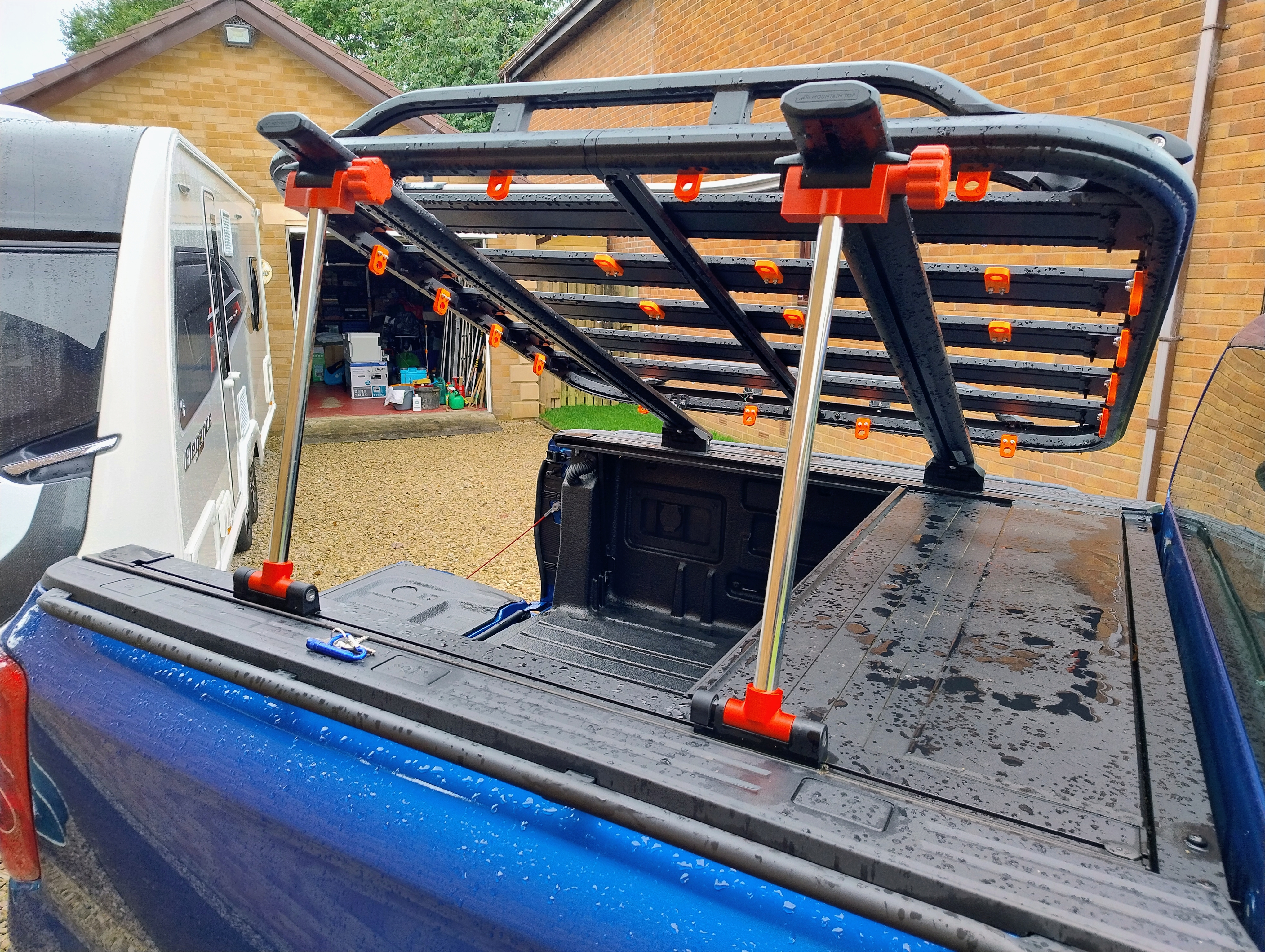 Completed platform rack stabilising struts mounted on the pick-up